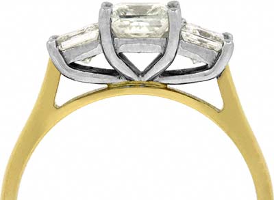 Graduated Three Stone Diamond Ring in 18ct White Gold