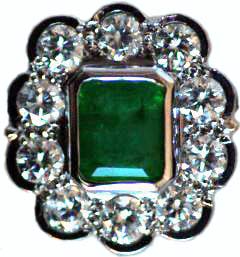 Impressive Emerald Ring with 10 Diamonds - Rim Set